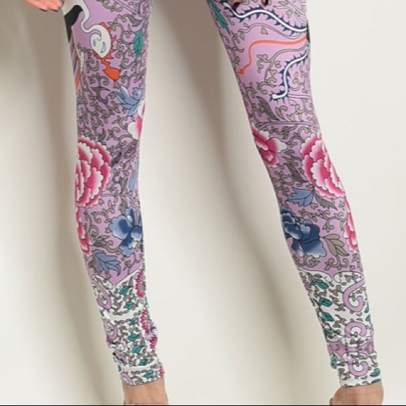 Lavender V-neck floral crop top + pants set, 🦄🔮 - Picture 5 of 8